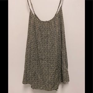 Olive Woman’s flowy top